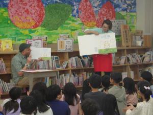 絵本作家による授業の様子