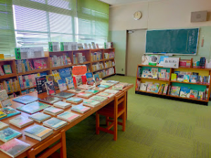 都跡中学校の図書室の様子