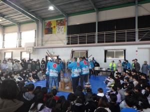 辰市小学校での千本づきの様子