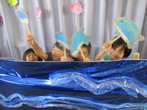 夏祭り水族館を作り楽しむ子ども