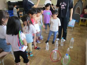 輪投げをする子ども達