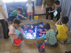 魚釣りをする子ども