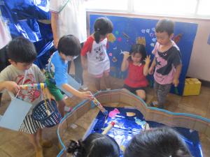 子ども達が魚を釣ります