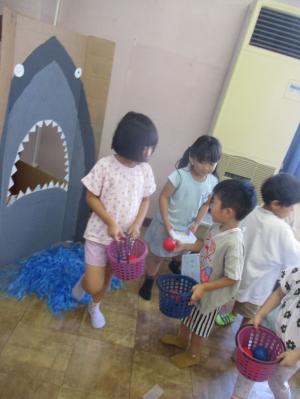 ボールを渡す子ども