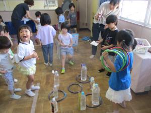 輪投げを楽しむ子ども