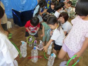 順番に輪投げをする子ども