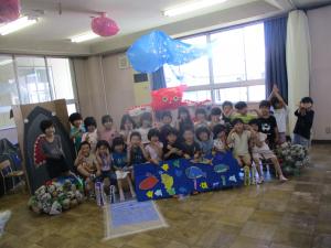 夏祭りの記念撮影をする子ども達