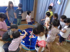 みんなで魚を釣ります