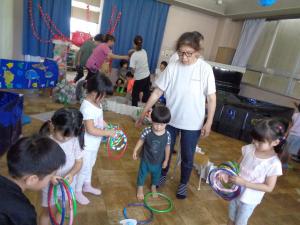 輪投げをさせてもらう子ども