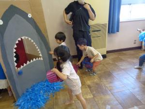 ボールを入れる子ども達