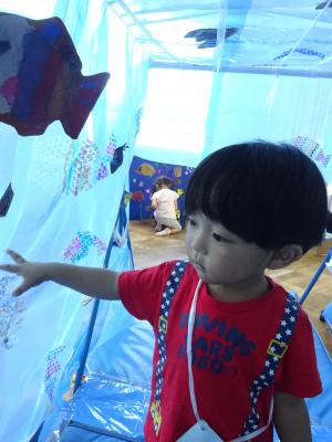 きれいな水のトンネルを通ります