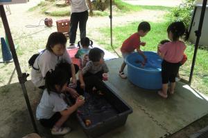 金魚すくいをしている子ども達