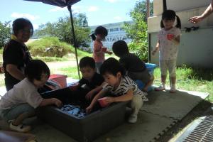 金魚すくいを楽しんでいる子ども達