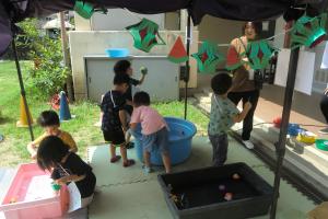 どんどん金魚をすくう子ども達