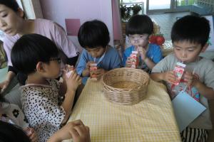 りんごジュースを飲む子ども