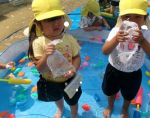 袋に入った水を触る
