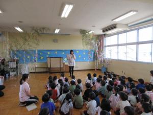 園長先生の話を聞いているところ