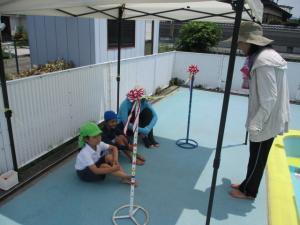 プールで園長先生の話を聞いている子ども達