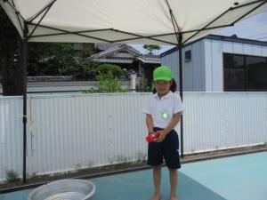 プール見学の子どもが手作りシャワーで遊んでいる