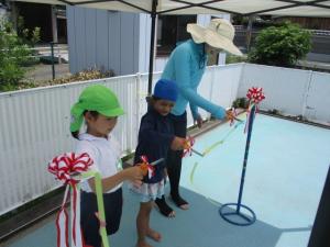 プールでテープカットをしている子ども達