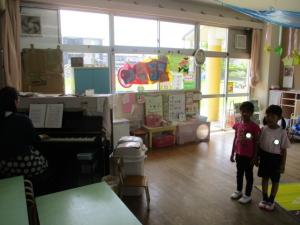 七夕の歌をうたっている子ども達