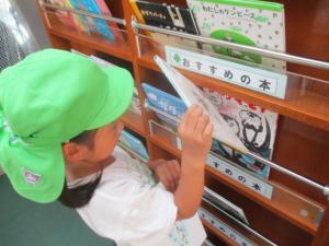 絵本を選ぶ子ども