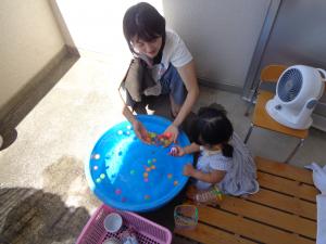 スーパーボールを浮かべて遊んでいます