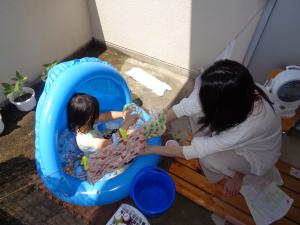 水の中でお洗濯ごっこをしています