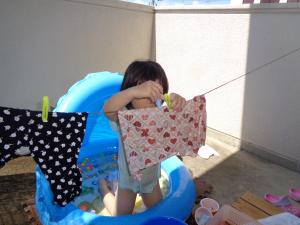 洗濯ばさみでハンカチをはさんでいます