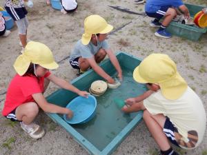 佐保幼　砂場の大掃除