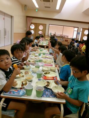 みんなで給食楽しいね