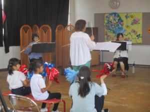 フルート演奏に合わせて踊る子ども達