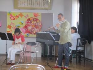 バスフルートを演奏している