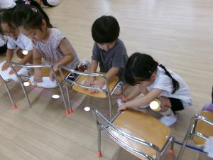椅子を拭く