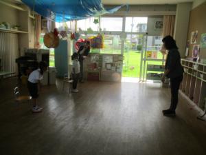 部屋で終業式が終わりお辞儀をしている子ども