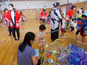 5歳児の魚釣りに参加しています