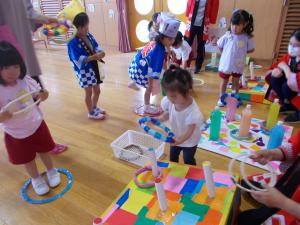 3歳児の輪投げコーナーであそんでいます