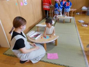 お面作りコーナーで遊んでいます