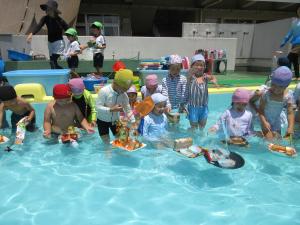 プールに浮かべた
