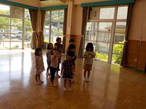 園長先生の話を聞く子ども
