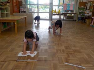 床拭きをする子ども達