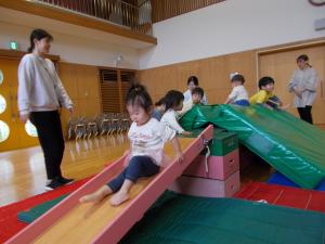滑り台で滑っています