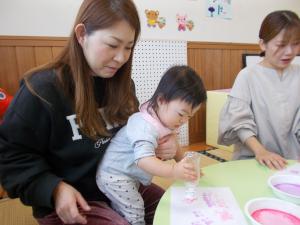 スタンプを真剣な顔で押しています