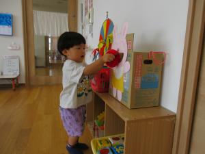 【ひよこ組】果物をうさぎに食べさせてあげる