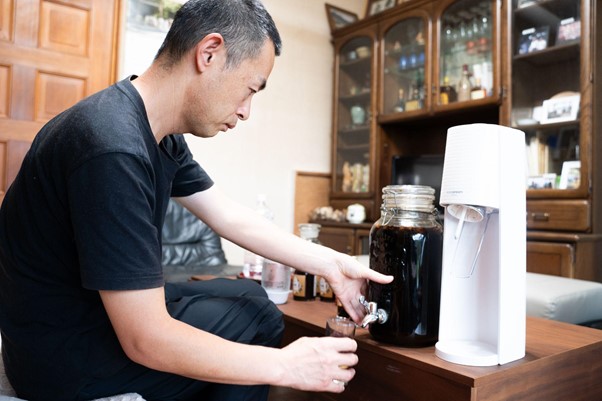 烏梅コーラを注ぐ様子