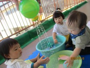 お部屋の前で水遊びする子ども