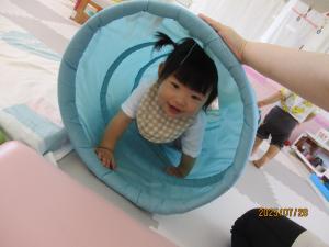 トンネルくぐり遊びをする子ども