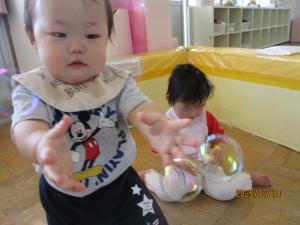しゃぼん玉遊びをする子ども
