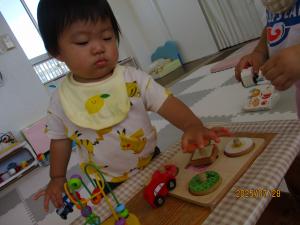 形合わせで遊ぶ子ども