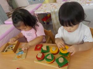 形合わせやパズルをする子ども